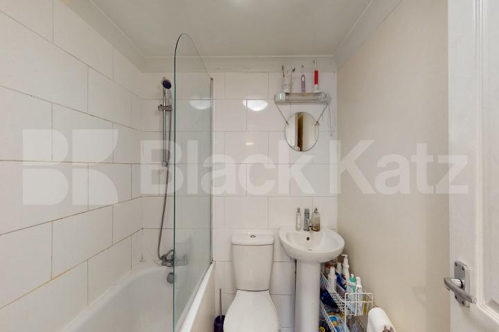Spacious garden flat on bordering Clapham and Brixton. Ashmere Grove, Clapham / Brixton